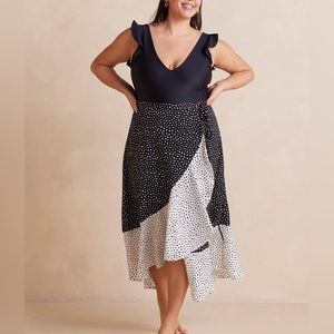 Summersalt Beach to Brunch Wrap Skirt — On the Dot in Black and White